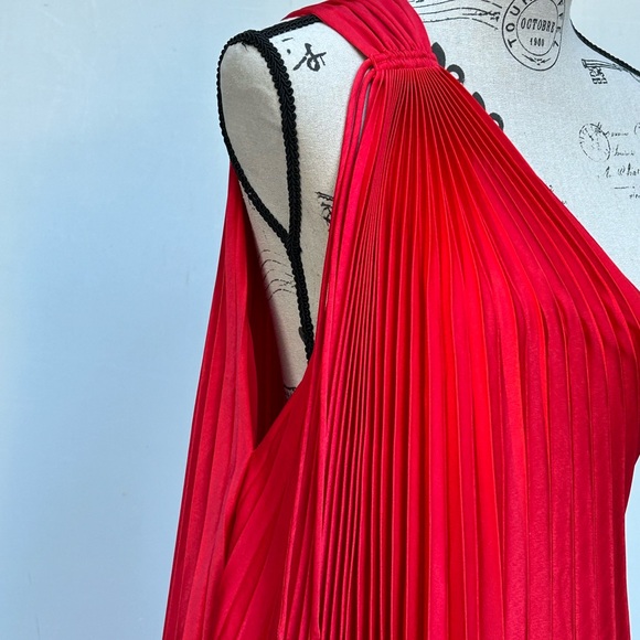 Lady in Red…Showstopper!!! Very Valentino. - Picture 10 of 16